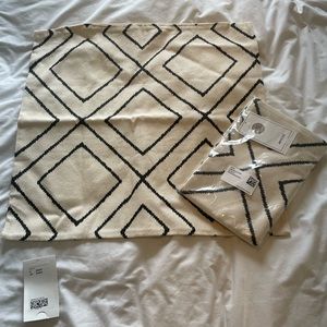 pair of two H&M home 20 x 20 throw cushions